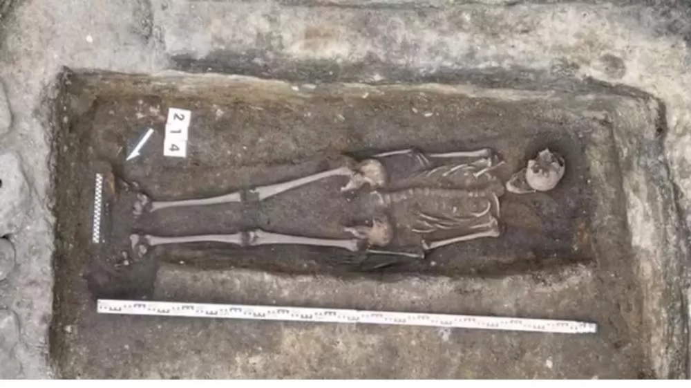 Restos de cavaleiro medieval são encontrados sob sorveteria