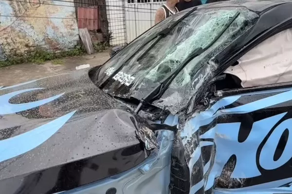 Carro de R$ 450 mil do influenciador Galeroso colide com poste em Olinda
