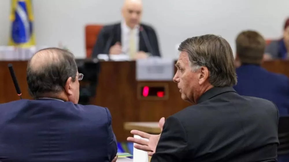 Moraes poupa Bolsonaro da prisão por “irregularidade isolada”, mas impõe última advertência
