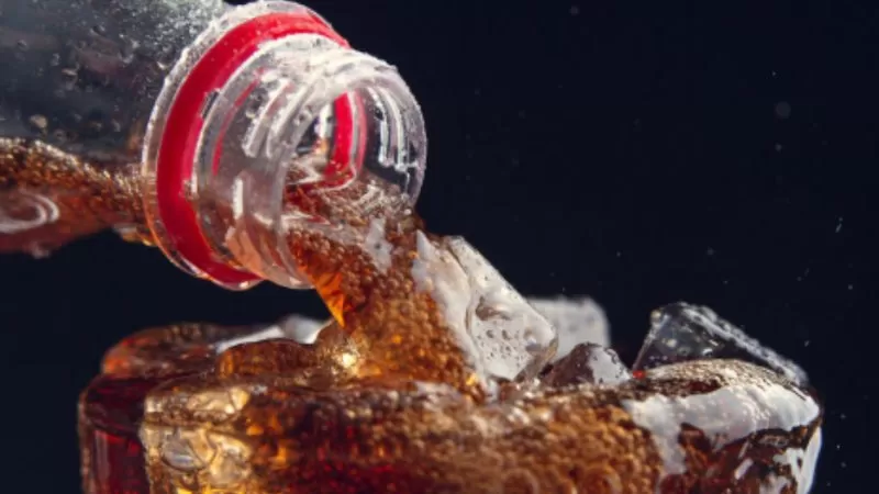 Médica alerta sobre os perigos da Coca-Cola para saúde: “Invadiu nossos lares”