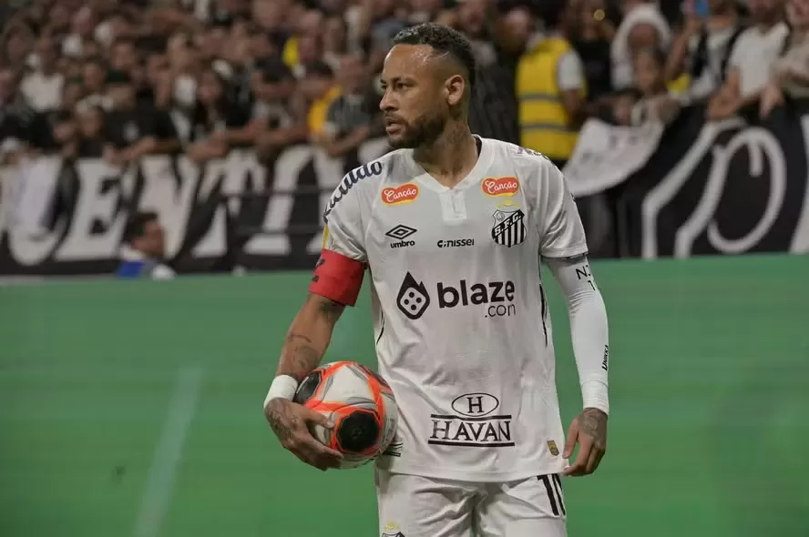 Discussões de Neymar com torcedores viram rotina em retorno ao Santos; relembre