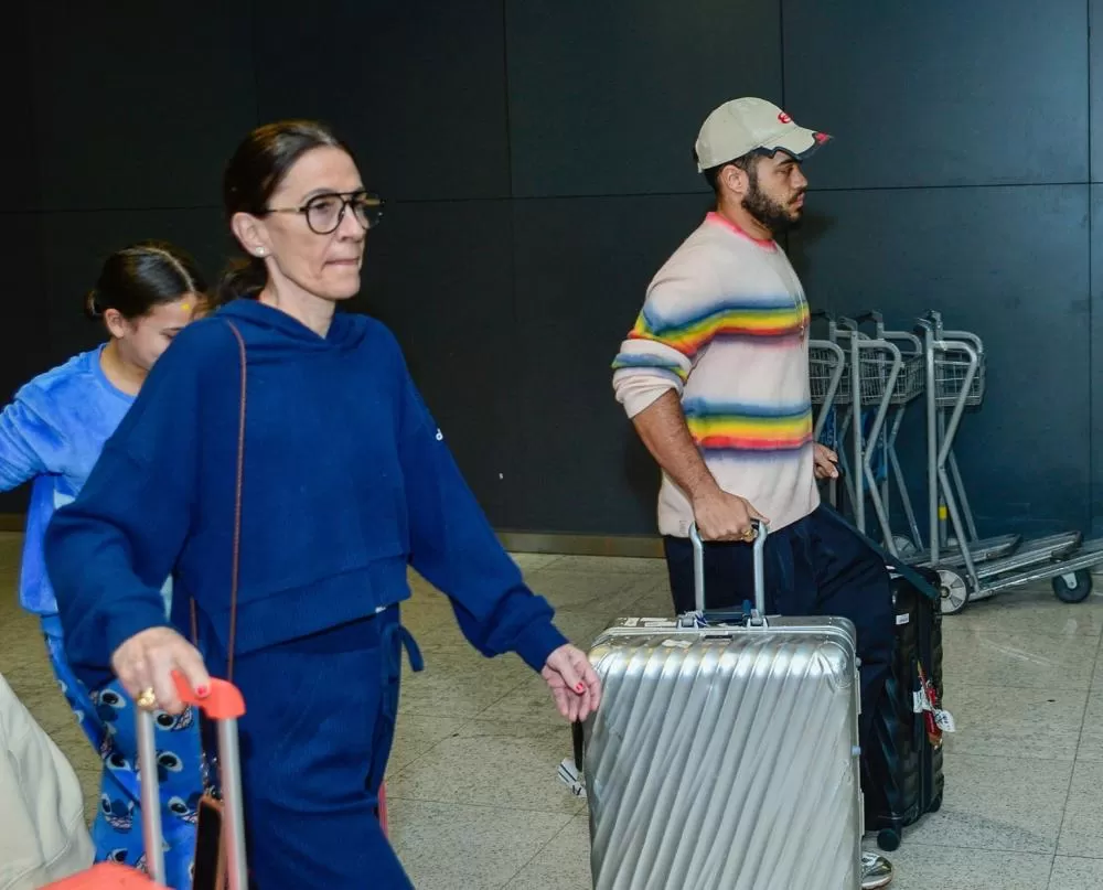 Família de Preta Gil desembarca no Brasil após a morte da cantora