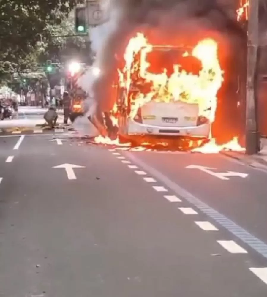 Vídeo! Ônibus pega fogo no Leblon