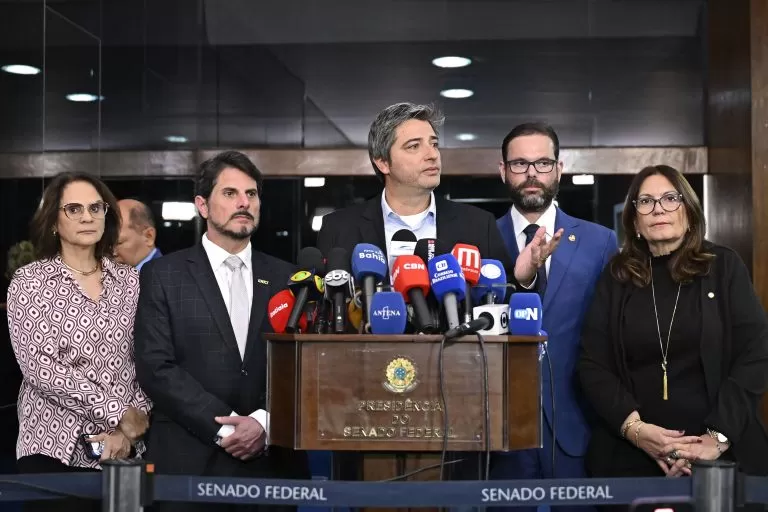 Após operação contra Bolsonaro, oposição aposta em Michelle como nova líder da direita