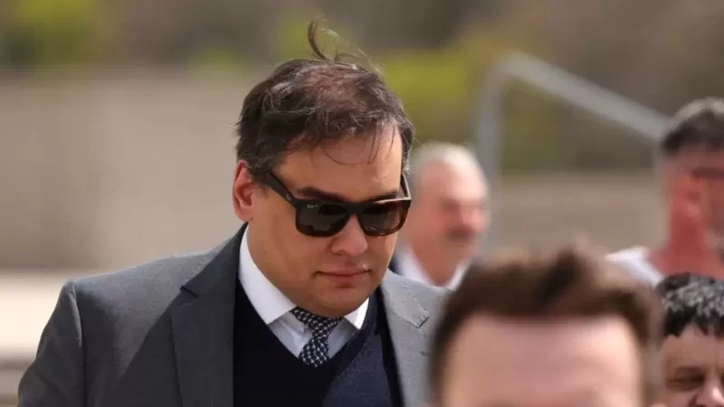 Ex-deputado George Santos se entrega e é preso nos EUA