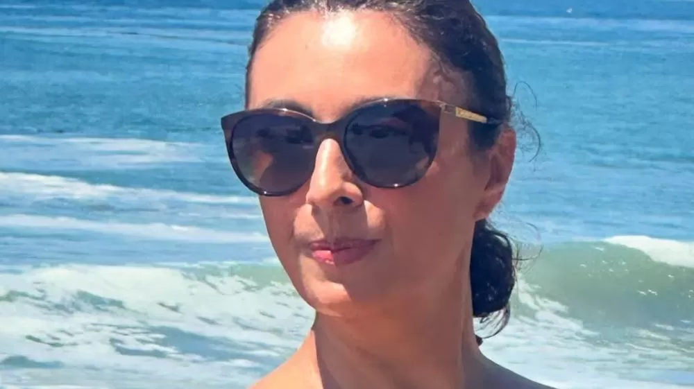 Apresentadora Cátia Fonseca choca ao aparecer de maiô em Malibu