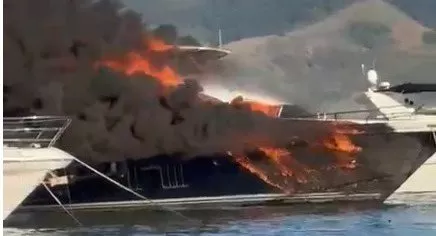 Lancha pega fogo e é consumida pelas chamas; veja o vídeo