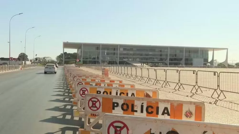 Governo do DF reabre acesso à Praça dos Três Poderes, mas mantém grades de segurança
