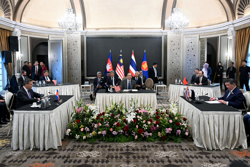 Líderes de Tailândia e Camboja acertam cessar-fogo após cinco dias de batalha.