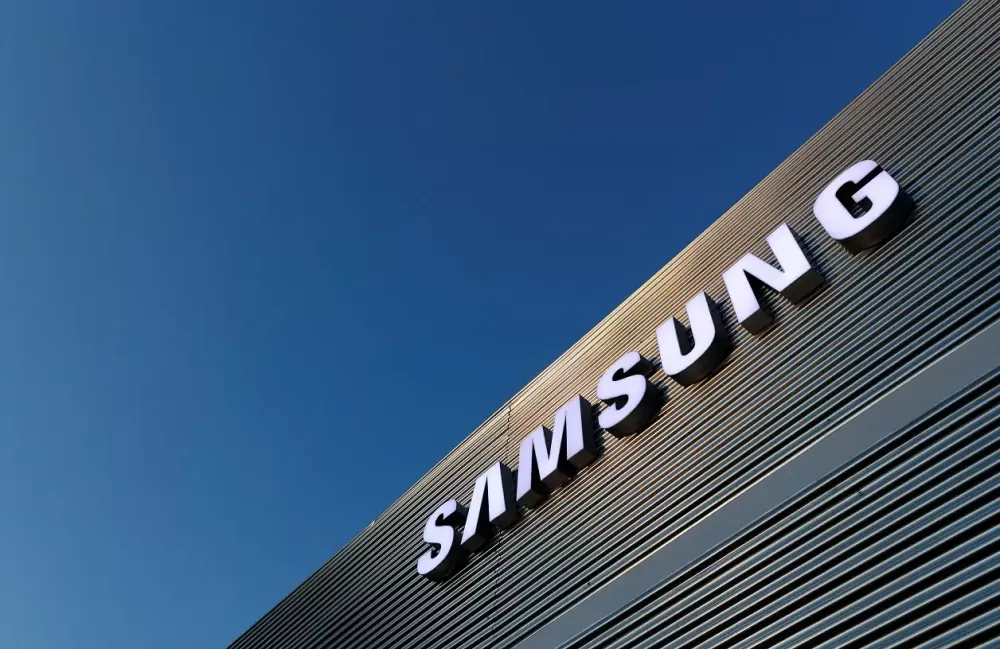 Samsung fecha acordo de US$ 16,5 bilhões para fornecer chips IA a Tesla e ação salta