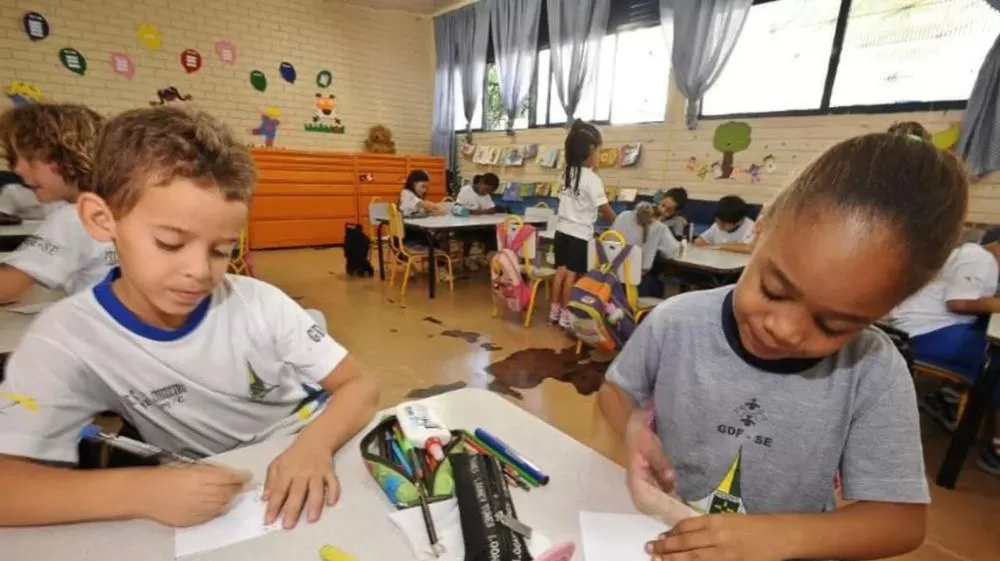Quase 1 milhão de crianças e adolescentes estão fora da escola no Brasil, aponta Unicef.