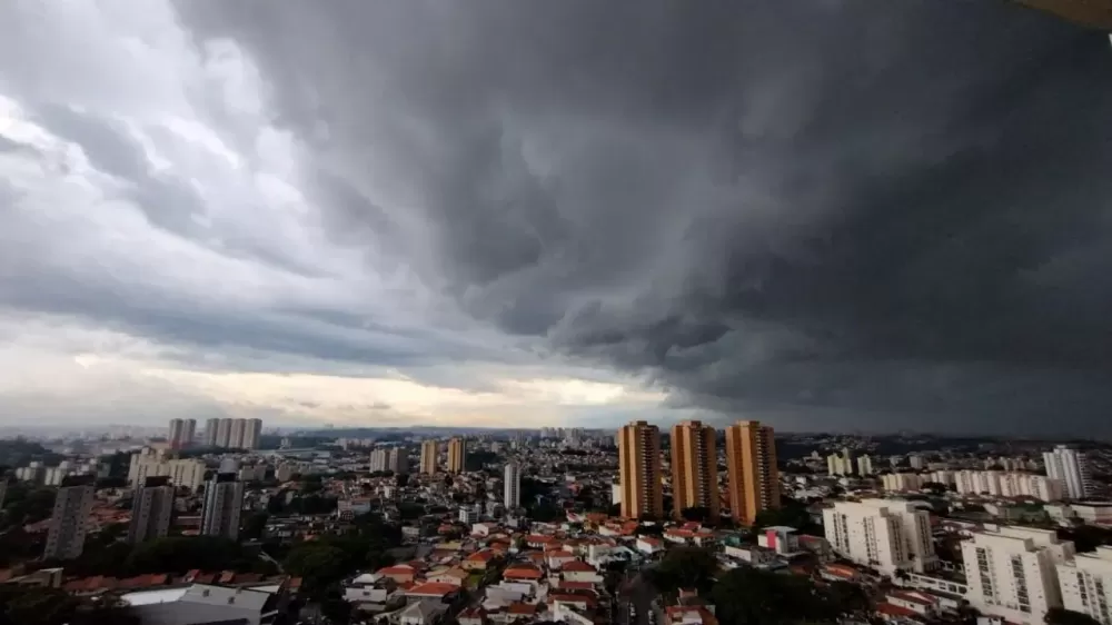 Mais de 100 mil imóveis ficam sem luz em São Paulo após forte ventania, diz Enel