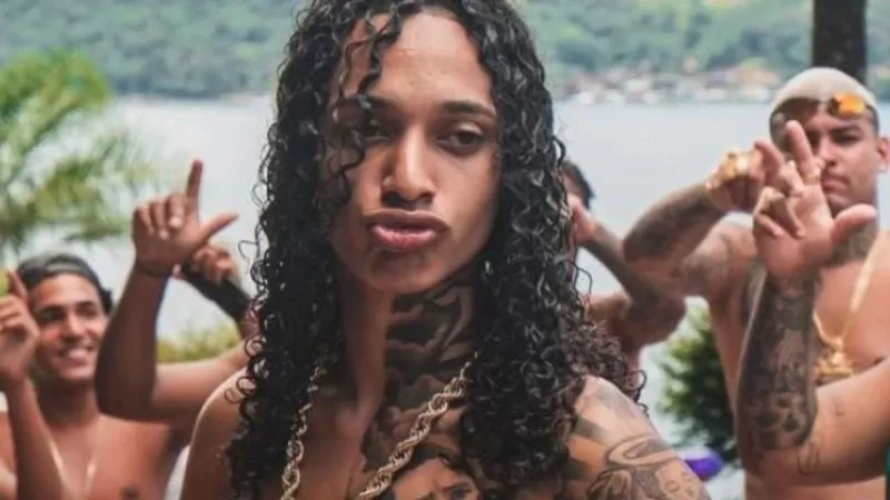 VÍDEO: Oruam e amigos atacam carro da polícia no Rio de Janeiro