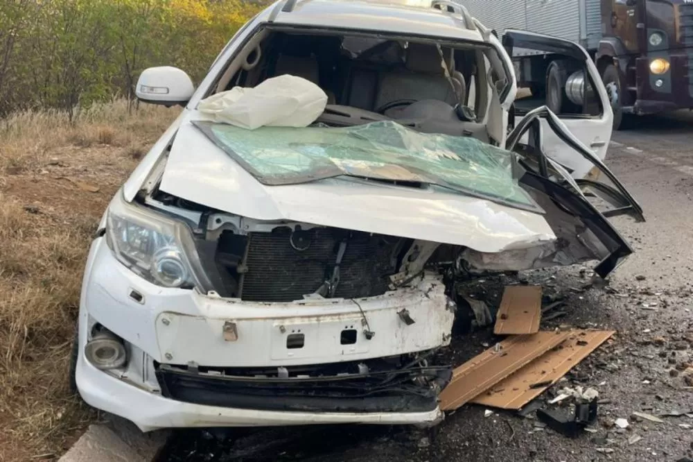 Cinco pessoas ficam feridas em batida frontal entre carros no Sertão