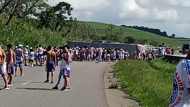Ônibus da Bamor teria capotado após suposto ataque com bomba de torcida do Sport