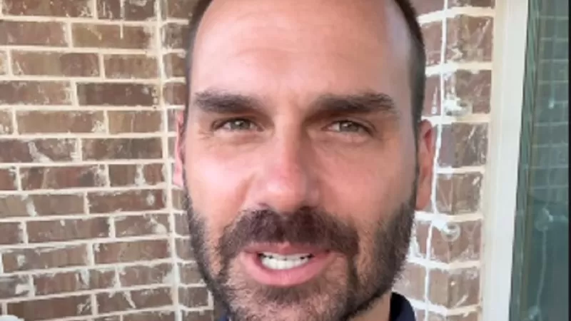 VÍDEO: Eduardo Bolsonaro participa por vídeo de ato no Farol da Barra