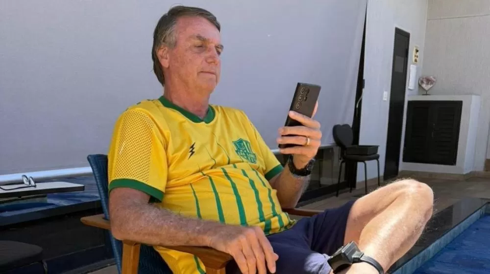 De tornozeleira e proibido de sair de casa aos domingos, Bolsonaro acompanha atos por videochamada