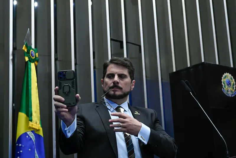 Moraes ordena que Marcos do Val use tornozeleira eletrônica após desobedecer STF