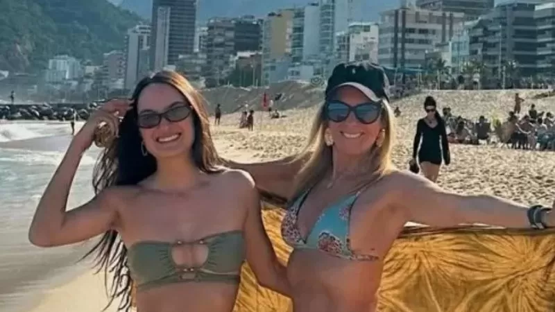 Aos 82 anos, Helô Pinheiro posa de biquíni na Praia de Ipanema ao lado da neta; veja foto