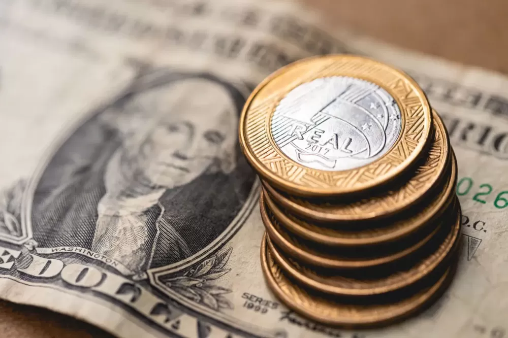 Dólar hoje volta a cair com juros dos EUA e impasse tarifário em foco