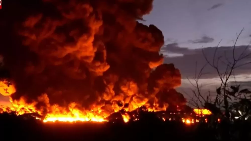 VÍDEO: Incêndio de grandes proporções que atingiu fábrica em Manaus já dura quase dez horas