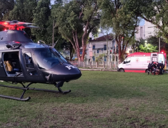 Homem é resgatado de helicóptero após queda de barreira em São Vicente Ferrer