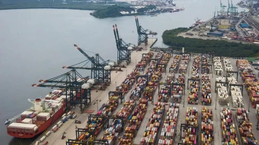 Tarifa dos EUA acelera exportações brasileiras, mas superávit comercial cai ao menor nível em 3 anos