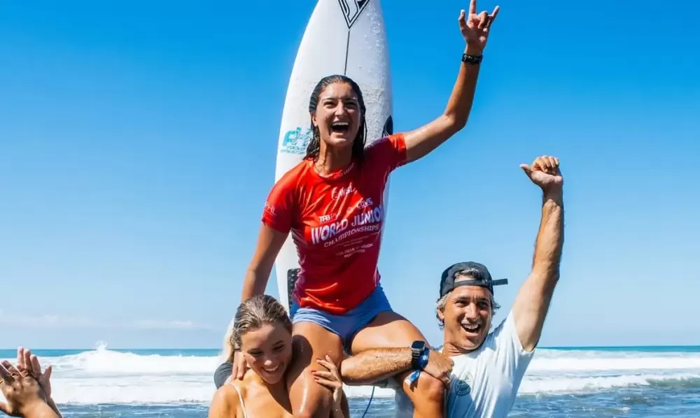 Luana Silva bate japonesa e fatura título do Mundial Júnior de Surfe.
