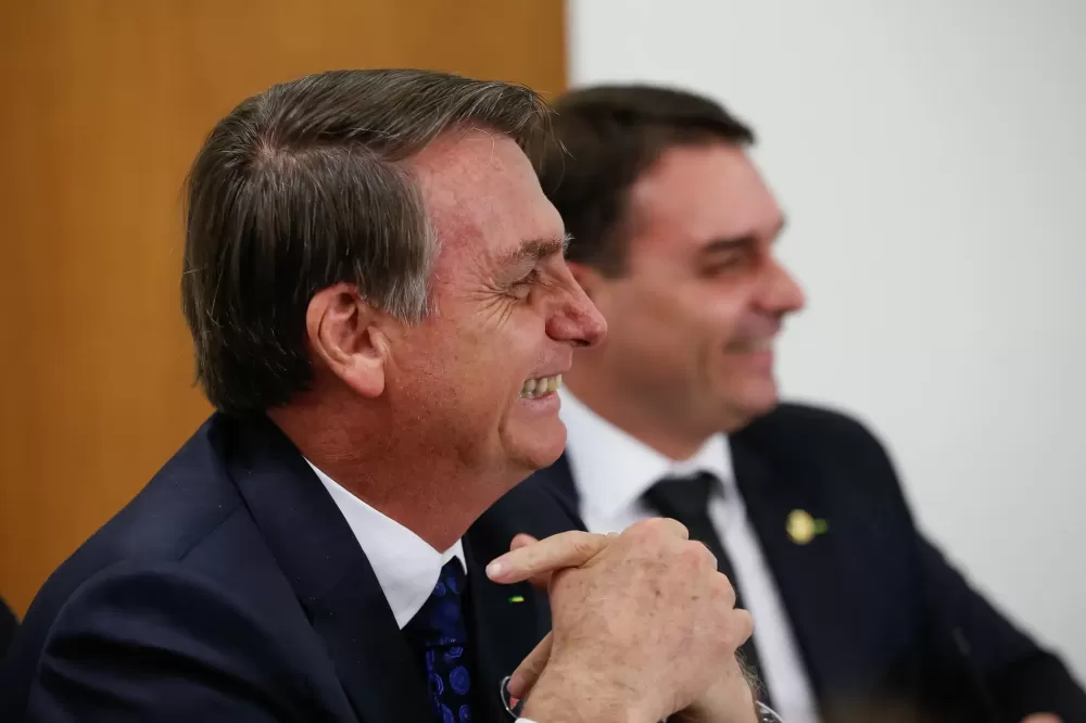 Flávio Bolsonaro lamenta não poder postar foto com o pai neste domingo