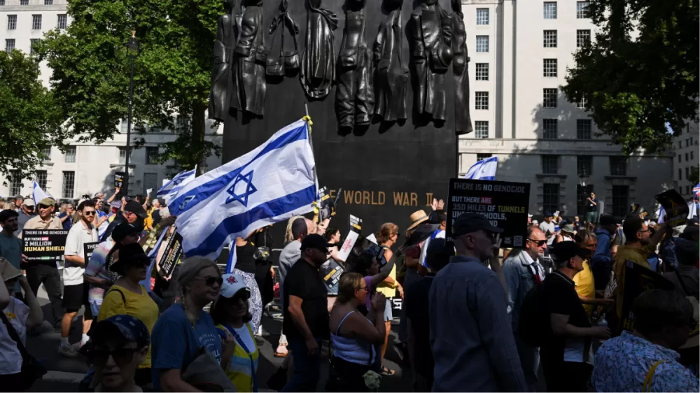 Manifestantes pró-Israel marcham em Londres um dia após protesto a favor de Gaza
