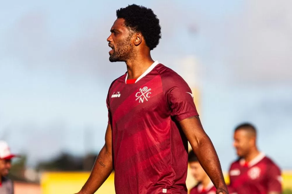 Náutico: Mezenga perde “gol feito”, mas compensa com golaço e assistência