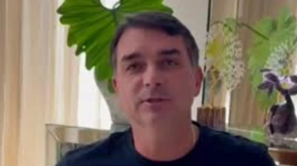 No Dia dos Pais, Flávio lamenta restrições e chama Bolsonaro de “preso político”