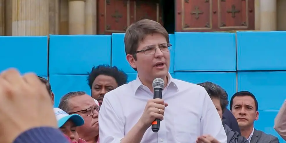 Morre Miguel Uribe, pré-candidato à presidência da Colômbia, após ser baleado