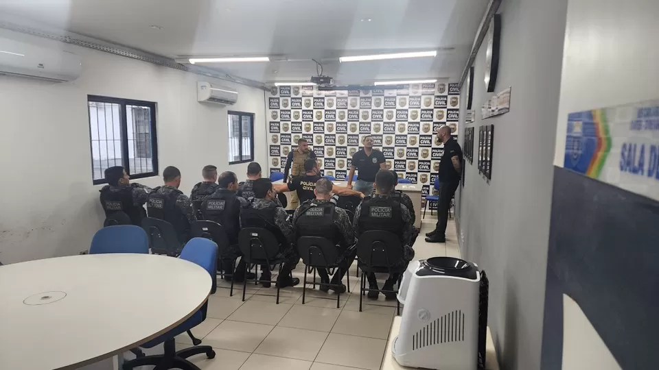 Agentes se reuniram para deflagrar operação (Foto: Polícia Civil )