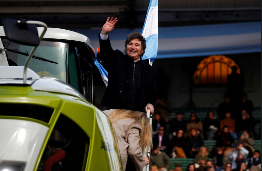 Eleição acirrada testará popularidade de Milei na Argentina