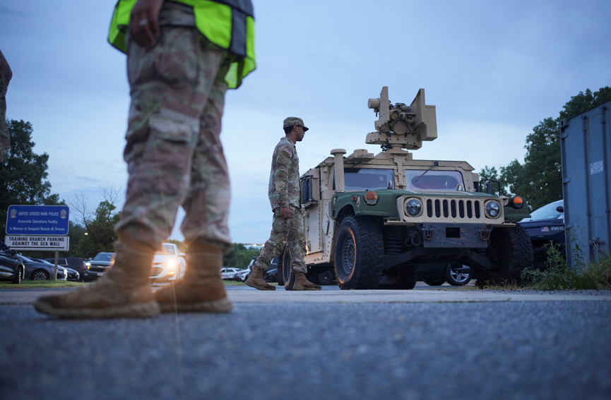 Moradores de DC protestam e Casa Branca promete agentes em patrulha 24h por dia