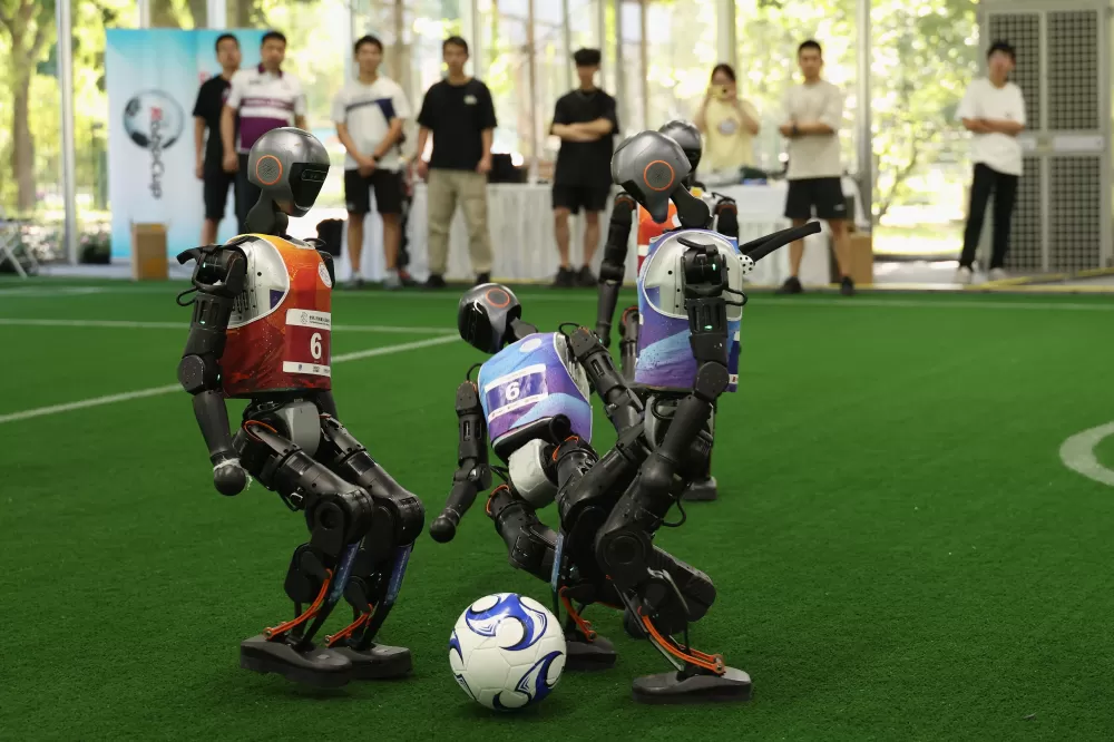 Robôs humanoides se enfrentam em ringue de boxe na China em torneio que inclui até atletismo e futebo.