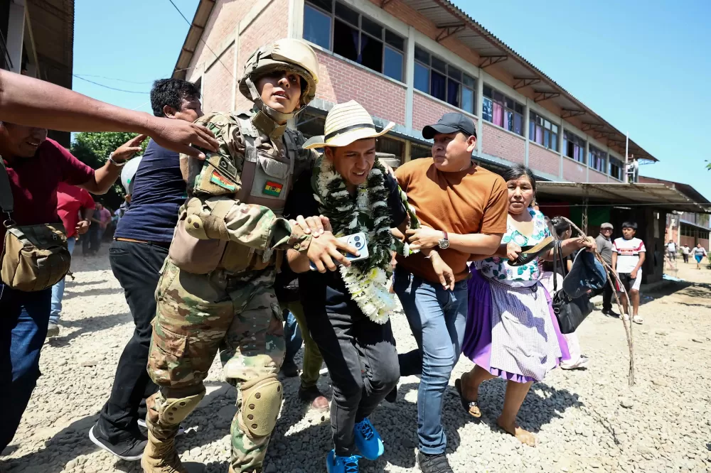  Apedrejado e vaiado, candidato de Evo é hostilizado em reduto eleitoral na Bolívia