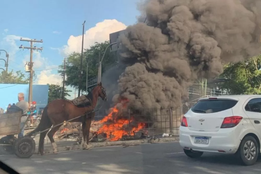 Protestos dos carroceiros geram caos no trânsito na manhã desta segunda (18)
