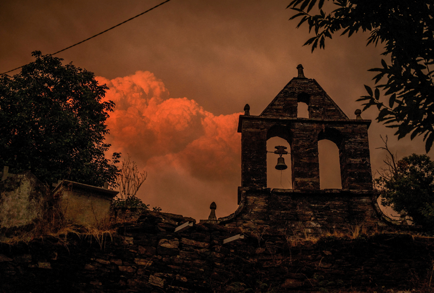 Incêndios na Espanha afetam rota do Caminho de Santiago e se espalham pelas montanhas