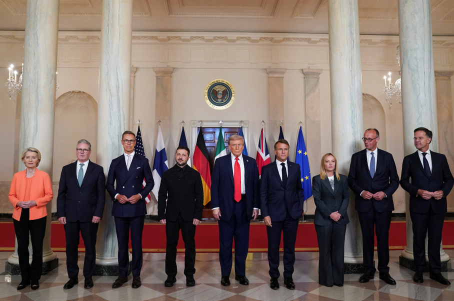 Trump, Zelensky e líderes europeus fazem “foto de família” nos EUA; veja quem é quem