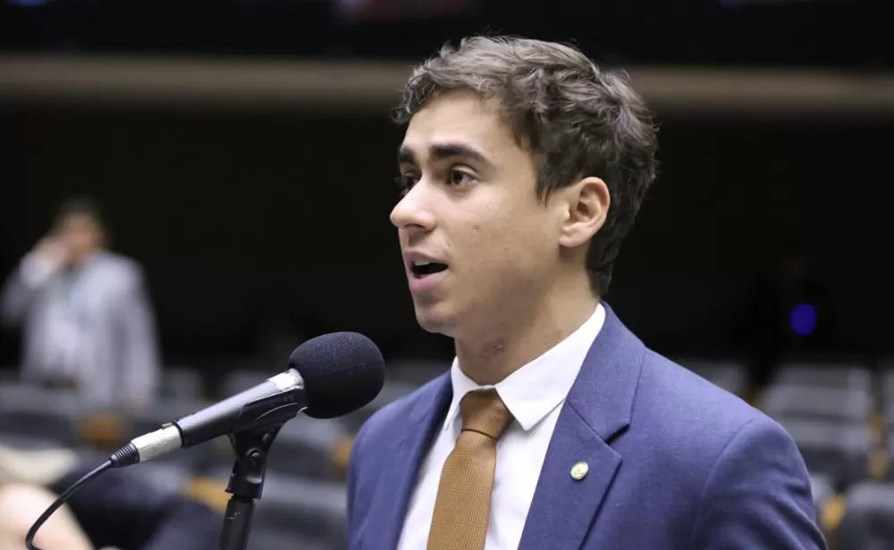 Nikolas Ferreira critica decisão de Dino no STF: “Vão destruir o Brasil pra salvar 11”