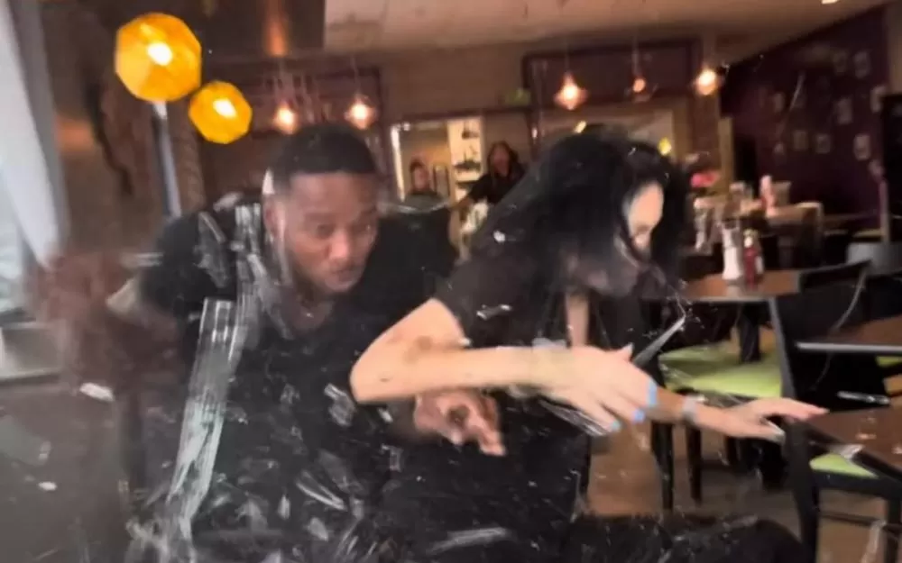 Vídeo! Carro invade restaurante nos EUA e atinge influenciadores que gravavam vídeo de refeição