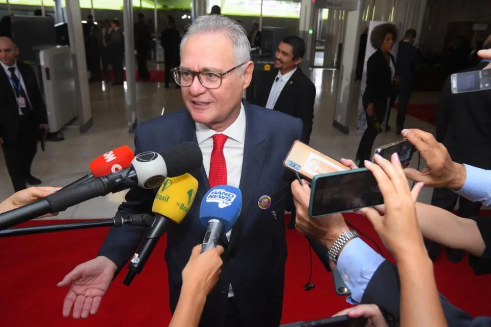 Após faltar em CPI do INSS, Renan Calheiros indica insatisfação com o governo