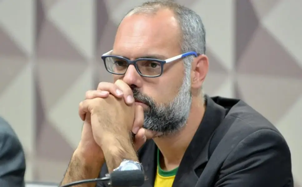 PF indicia Allan dos Santos por desobediência, incitação, difamação e injúria
