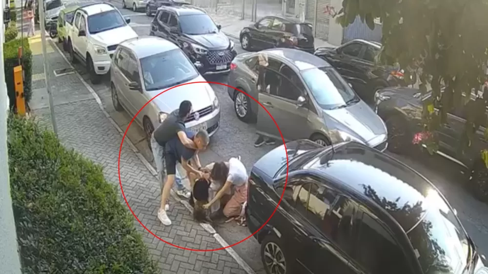 Vídeo: casais trocam socos e puxões de cabelo durante briga por vaga em SP