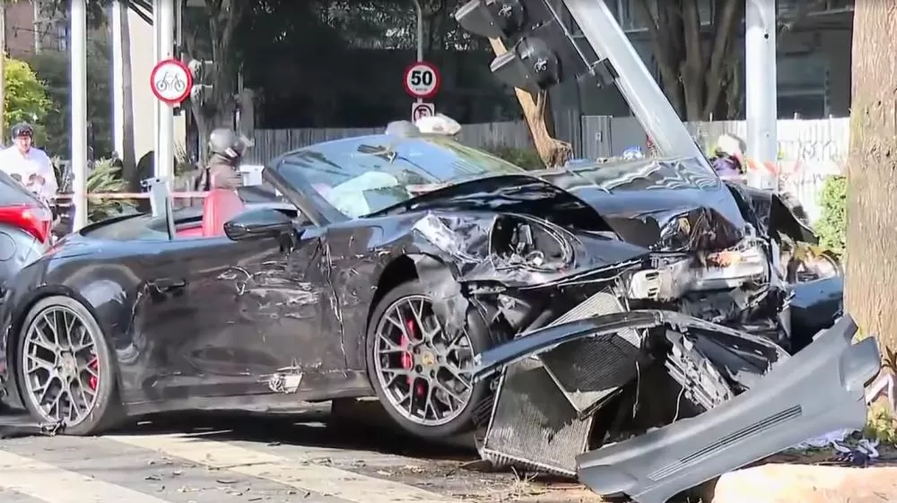 Influenciador bate Porsche de 1,5 milhão em São Paulo e foge