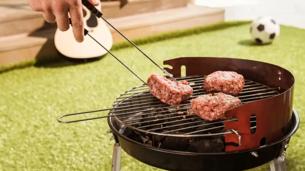 O truque que vai salvar seu churrasco e a paz com os vizinhos