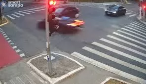 Porsche de Gato Preto passou no farol vermelho em alta velocidade; veja