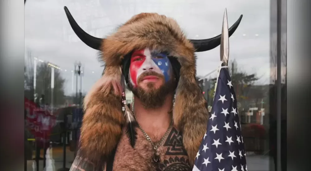 “Viking do Capitólio” diz que foi perdoado por Trump e vai comprar armas.